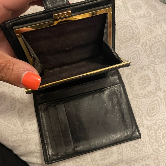 💕CHANEL
Caviar Kisslock Wallet - Picture 8 of 12